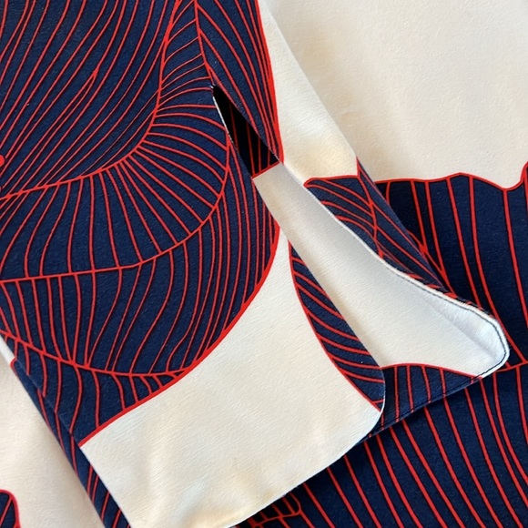 Elizabeth McKay Large Floral V-neck Tunic. Size 14. - Picture 4 of 5